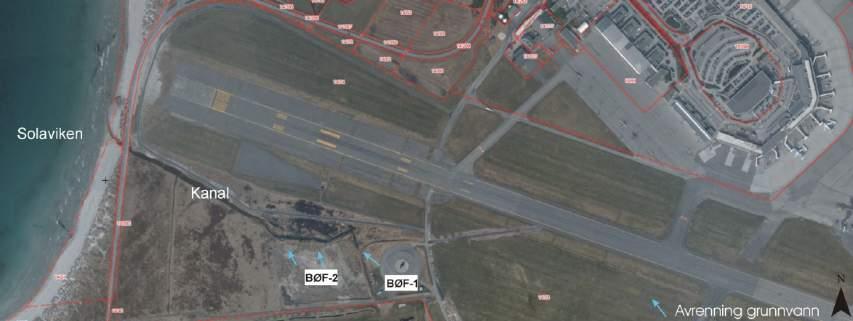 Figur 5-2. Oversikt Stavanger Lufthavn, Sola med anvisning av brønnøvingsfelt (BØF-1 nytt brannøvingsfelt, BØF-2 gammelt brannøvingsfelt) og antatt retning på grunnvannstrøm.