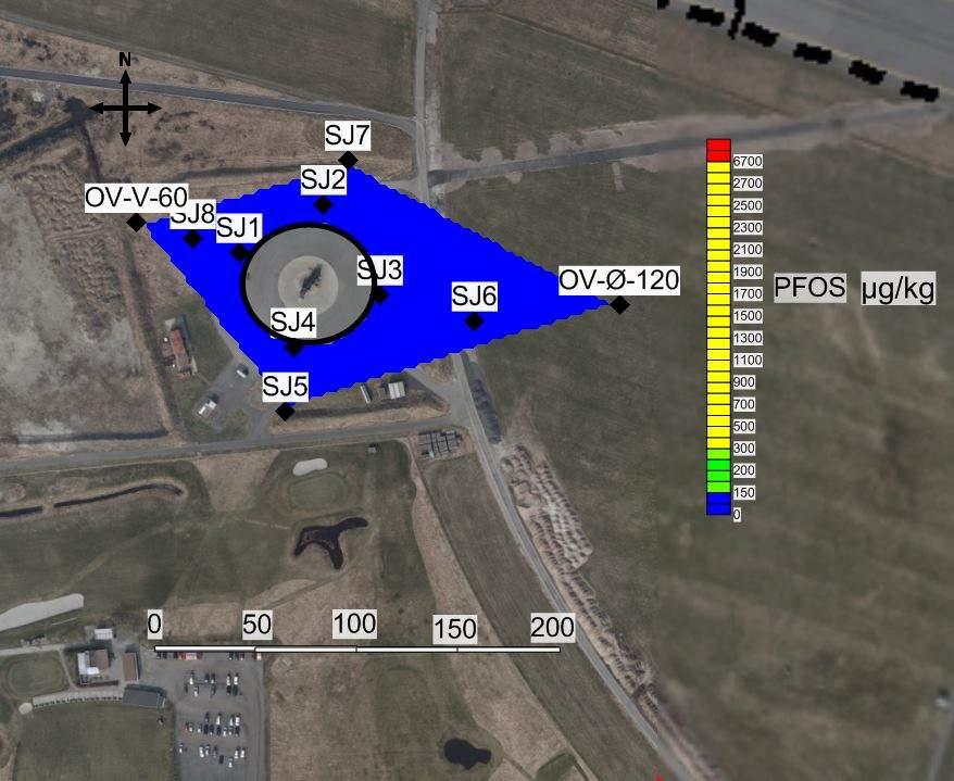 Området innenfor den sorte sirkelen i figur 7-6 markerer areal som er dekket av asfalt og betong. Interpoleringen av PFOS gjelder for området utenfor tett flate. Figur 7-6.