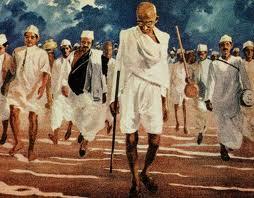 mars 2019 Etter frokost tar vi en utflukt til Dandi (ca.60 km). I 1930 bestemte Gandhi seg for å gjennomføre en demonstrasjon mot den stadig økende saltskatten.