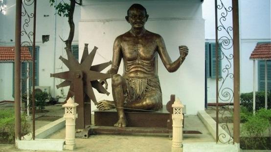 Saurashtra-regionen Minnesmerket huser også fotografier og noen av elementene knyttet til som student ved Bhavnagar universitet.