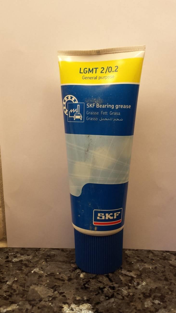 SKF LGMT 2 universal kulelagerfett SKF LGMT 2 is mineral oil based, lithium soap thickened grease with excellent thermal stability within its operating temperature range.