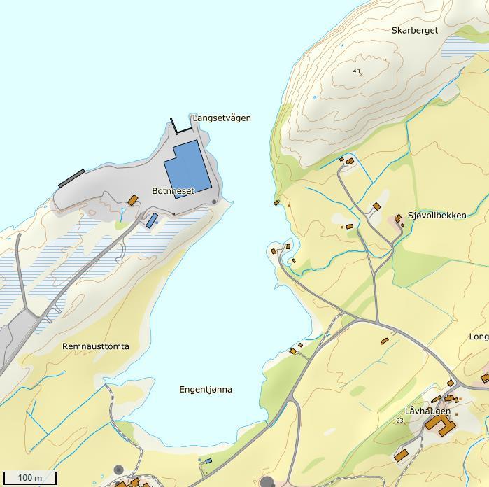 Moloen strekker seg ut i sundet ved dokken til Westcon, vest for innseilingen til Engentjønna (se Figur 1 og Figur 2).