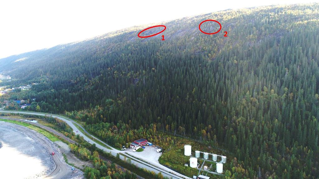 Bilde 2. Oversiktsfoto over området. Tatt fra drone, mot sørøst. Røde ellipser markerer potensiell løsneområder ved kote ca.