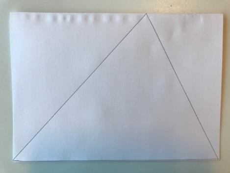 2. En trekant i rektangelet Ta et helt A4-ark. A4-arket har formen som et rektangel. Tegn en trekant der grunnlinjen er like lang som lengden på rektangelet.