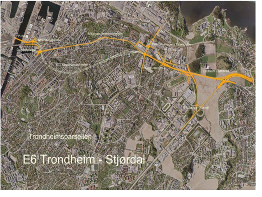 Vegprosjektet har bygd høye absorberende støyskjermer på mur øst for Strindheimtunnelen for å skjerme bebyggelsen.
