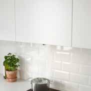 Bare legg til en dør som matcher resten av kjøkkenet for en mer helhetlig stil på kjøkkenet. LEDstripen gir god og jevn belysning over platetoppen for å gjøre matlagingen enklere.
