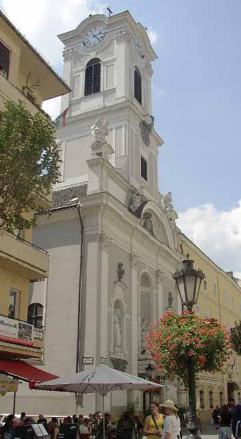 BISERICI, patrimonii bisericeşti [7] Biserica Sfântul Mihai [7] V., Váci u.