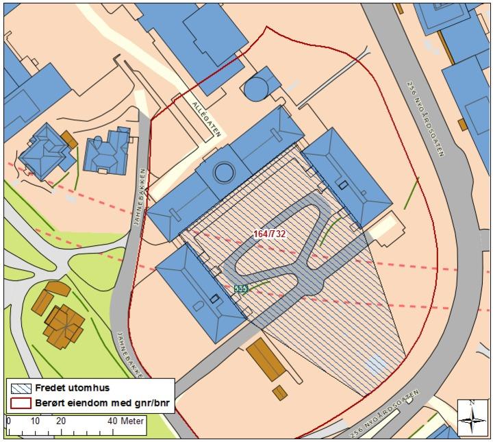 Side 12 UTOMHUS Bygningsnr: Gnr/bnr: 164/732 Oppført: AskeladdenID: Referanse i landsverneplanen: Bygning 9903525 Kompleks 3360 Fredning utomhus Omfang: Fredningen omfatter hageanlegget mellom