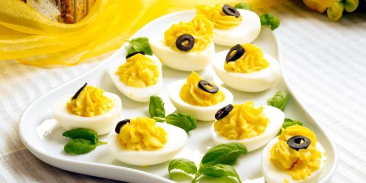Djevleegg (fylte egg) Server fylte egg som små appetittvekkere eller la dem være en del av tapasbordet.