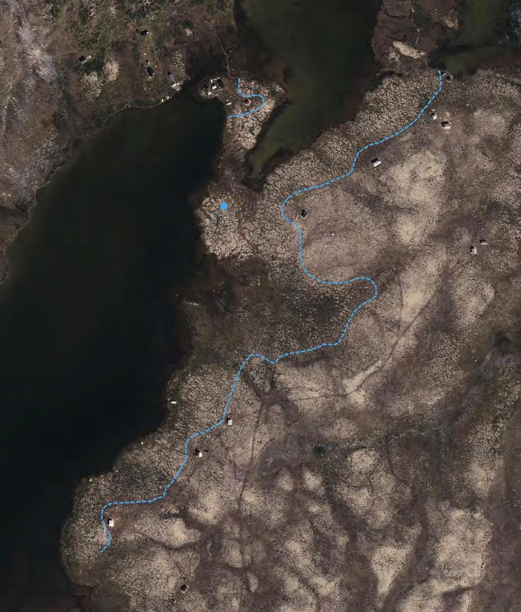 Bilde 1: Flybilde over det aktuelle området ved Grisungvatna. Blå strek markerer forskjell mellom grunnforholdene, og blå prikk viser søkernes forslag til ny tomt.