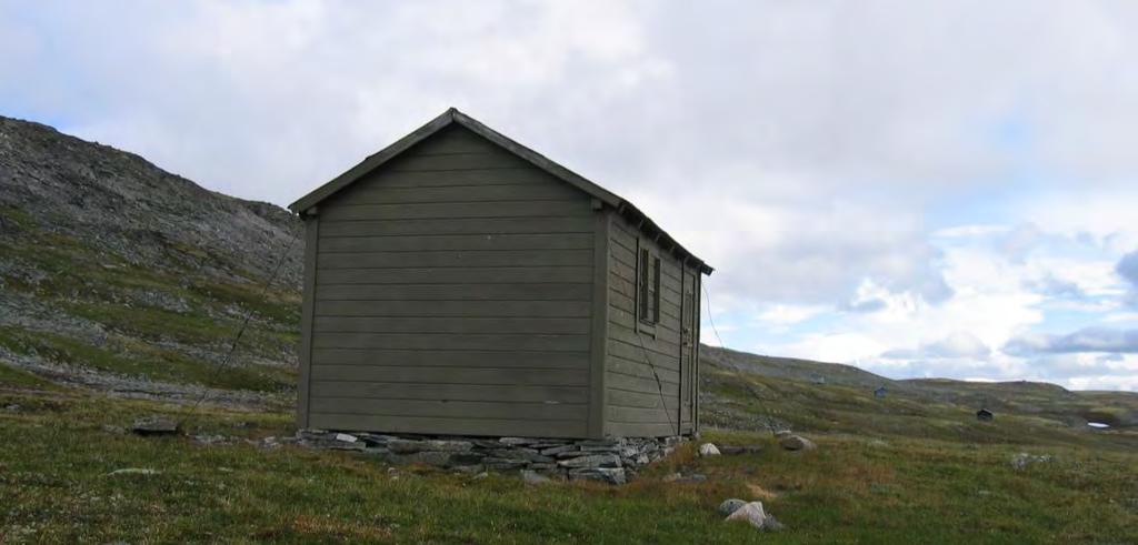 Bilde 1: En av hyttene ved Nedre Mølmsvatnet. Bildet er tatt i 2005. Bilde 2: Bildet viser den nordligste hytta ved Nedre Mølmsvatn.