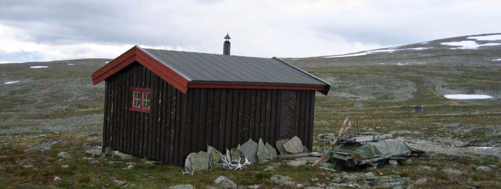 I Svanningsbotn er det to (tre?) hytter / buer som ligger et stykke fra hverandre. Bilde 3: Bildet viser to hytter i Svanningsbotn. Bildet er tatt i 2005.