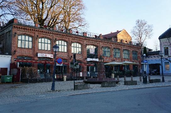 Øvre torg/ Basartaket 2/1424 Kongens gate 24, Basarbygningen 2/2821 Foto: Renate Holtet Foto: JEW Torvet ble anlagt etter bybrannen i 1881. Da overlot eieren, konsul Th.