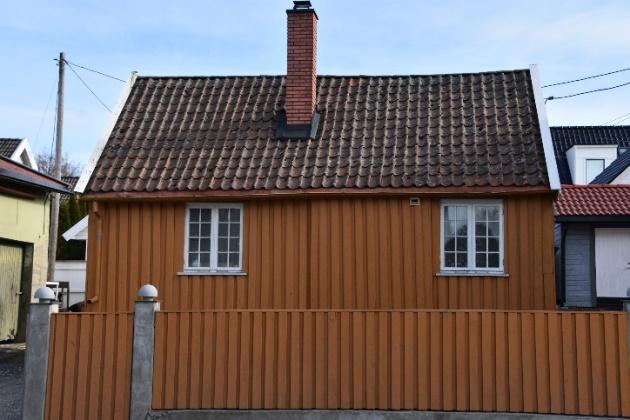 Legg merke til likheten med boligene på Verket. Huset er et glimrende eksempel på hvordan bebyggelsen langs Kongeveien må ha sett ut på 17- og 1800-tallet. (A.