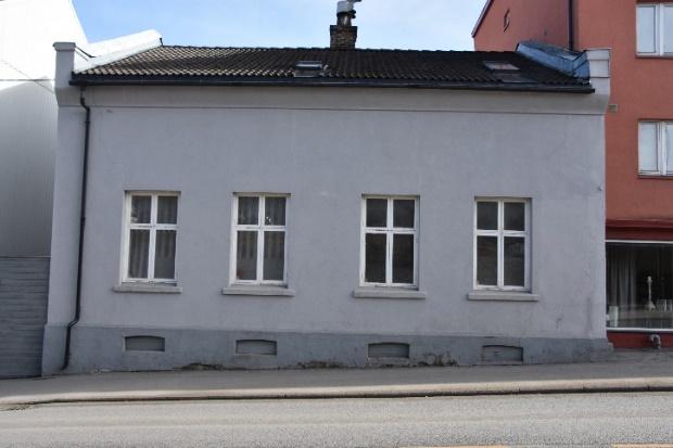Klostergata 8 2/1361 Bygget rundt 1850. Slakter og pølsemaker Gundro Pedersens hus. Senere bolig for Gundro Pedersens sønn, nevnte G.A. Pedersen. Staller og uthus er fremdeles bevarte i bakgården. (A.