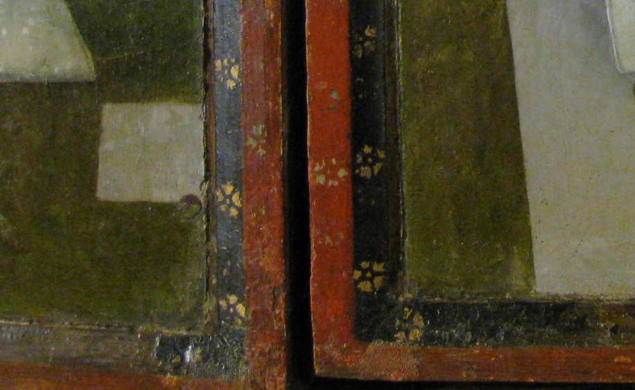 R opptak venstre dør Ramtrær Den malte rammen mellom maleriene er dekorert med sjabloner.