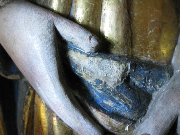 Bildet er tatt før retusjering. 4. 3 Oppfølging av alterskapet etter behandling i 2009 Skulpturen nede ytterst til høyre må holdes under oppsikt.