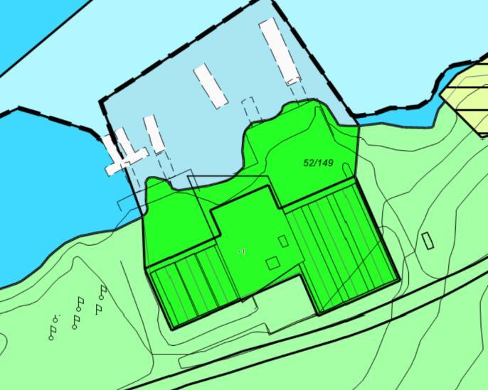 Figur V4 viser gjeldende regulering. Bebyggelsen og områdene mellom båthall og brygger er regulert til anlegg for idrett og sport, mens områdene rundt er regulert til park.