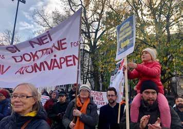 Marit Voldsund Fjeldvær, styremedlem i Nei til Atomvåpen i Trondheim og styremedlem i Sosialistisk Ungdom, som møtte kraftfullt opp med SU-flagg og bannere, holdt ungdomsappellen.