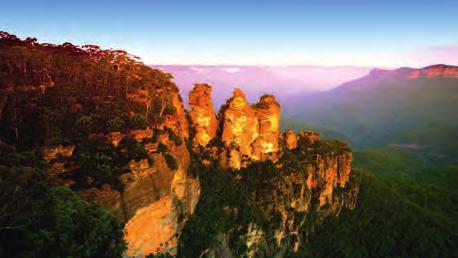 storbyen Sydney. Et par timers kjøring mot vest ligger den vakre, skogkledde fjellkjeden Blue Mountains, og vest for den igjen ligger New South Wales outback, med gruve- og kunstnerbyen Broken Hill.