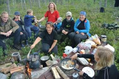 Reindriftsutøver i området Hanne Lena Wilks guidet om den sørsamiske historien i området og områdets betydning for reindrifta og Hege Steigedal fra Naturvernforb det i Nord-Trøndelag guidet om