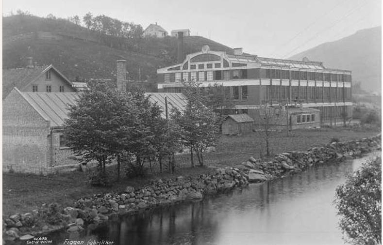Utover 1890-tallet ble fabrikkområdet stadig utvidet. Den store murbygningen som kjennetegner Figgjo i dag ble bygd 1906 etter en brann. De ansatte fikk i begynnelsen kost og losji.