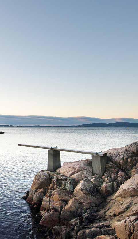 Øya har mange steder hvor du kan ta deg en dukkert, fiske fra land, spasere en