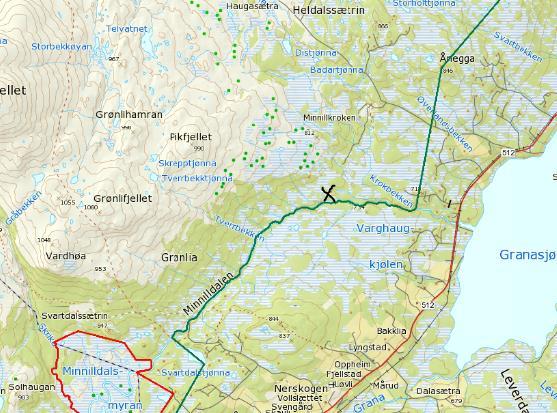 Under er to kart som viser hyttas beliggenhet (svart kryss) ved Minilla på Nerskogen. Hytta ligger ved Minilla, i et område med 6 andre nærliggende hytter bygd i samme tidsperiode.