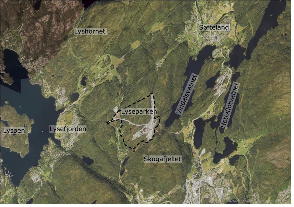 2 Dagens situasjon Topografien i området er kupert og består av eit naturområde med skog, mindre innsjøar, bekkar og fleire rike torv/myrområde.