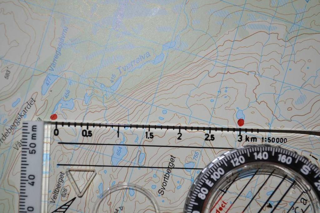 Distanse måling ved bruk av kompassets linjal ( 3 km) I tillegg til å følge med på kartet kan man under marsjen følge med på hvor langt en til enhver tid har gått ved å telle skritt eller ta tiden