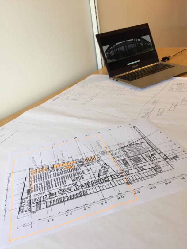 Bilde til venstre: blueprint over førsteetasje. Planlegging av modellbygging.
