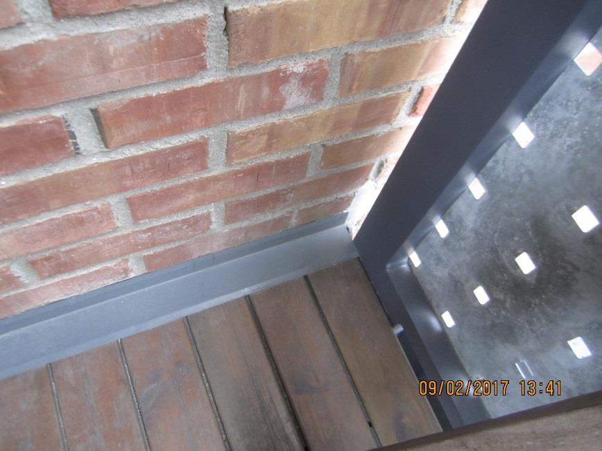 etasje) er det montert overgangsbeslag mot vegg. Dette forhindrer lekkasje i overgang balkonggulv/ yttervegg.