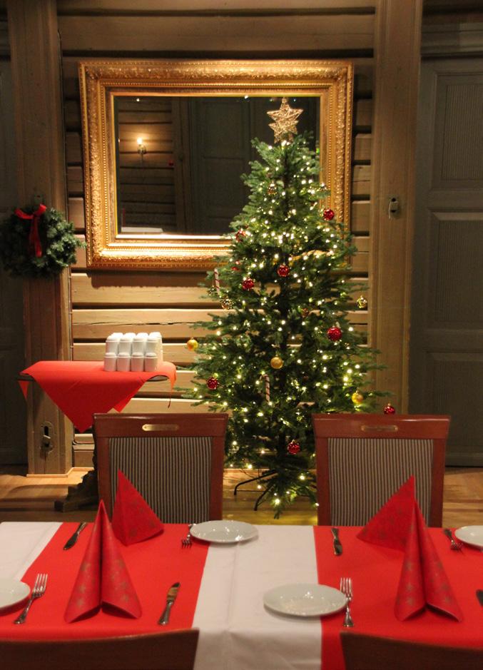 JULELUNSJ Mandag til fredag fra 26.november til 21.desember byr vi på en flott julelunsjbuffet i Restauranten.