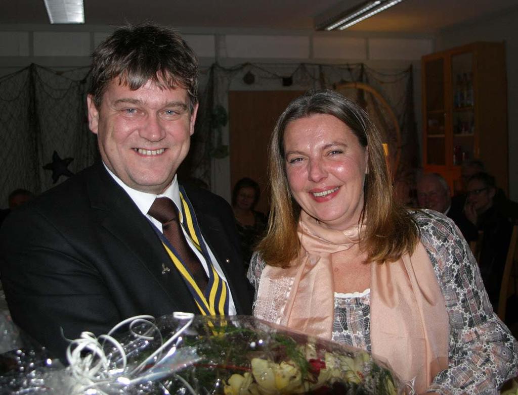 Til slutt takket president Halvar Røgeberg Marie og Lars Ruuth for deres hjelp og støtte i gjennomføringen av charterfeiringen og overrakte Marie en velfortjent blomsterhilsen.