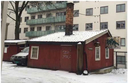 Det er det eldste bevarte badet i Oslo. Den andre bygningen er den hvite sveitservillaen fra 1855.