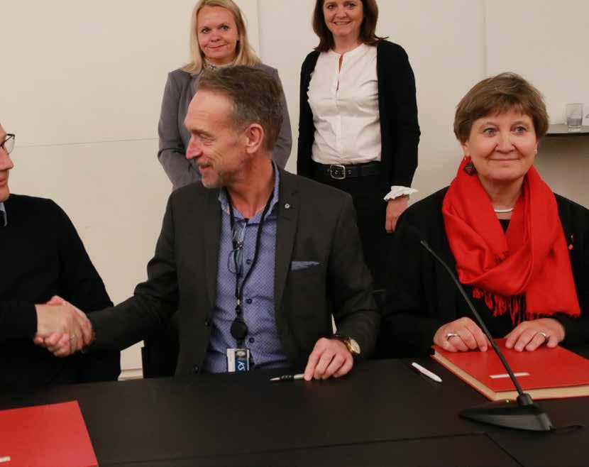 udf.no/tariff18 Steffen Handal, forhandlingsleder Unio kommune, Tor Arne Gangsø, forhandlingsleder KS og Mette Nord, forhandlingsleder i LO kommune, ved signeringen av protokollen.