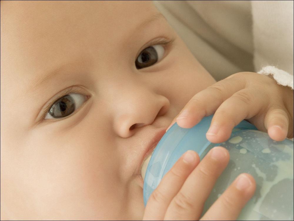 Brystmelk har et noe høyere innhold av melkesukker (lactose) enn kumelk, men melkesukker er