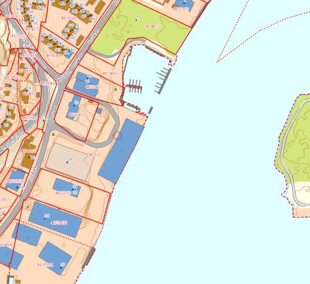 I nord grenser planområdet til en småbåthavn -Gressvik Marina med et inntilliggende nylig regulert boligområde. I vest -på høyden ovenfor, ligger boligområder og naturområder.