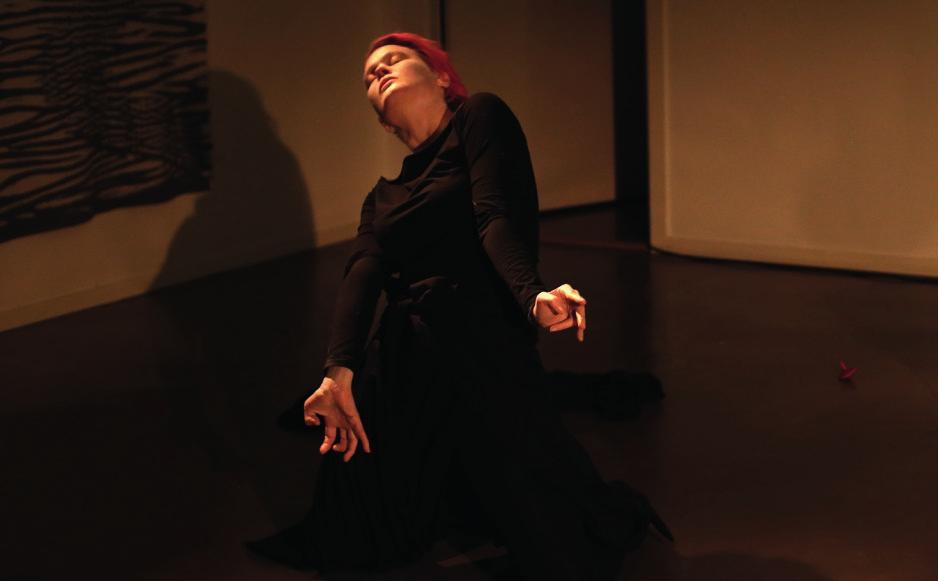 Somatisk dans handler om å danse uten tanke på eget eller andres blikk. Bildet er fra en forestilling med dansekompaniet Dance Noir, som Karin Andreasson er med i.