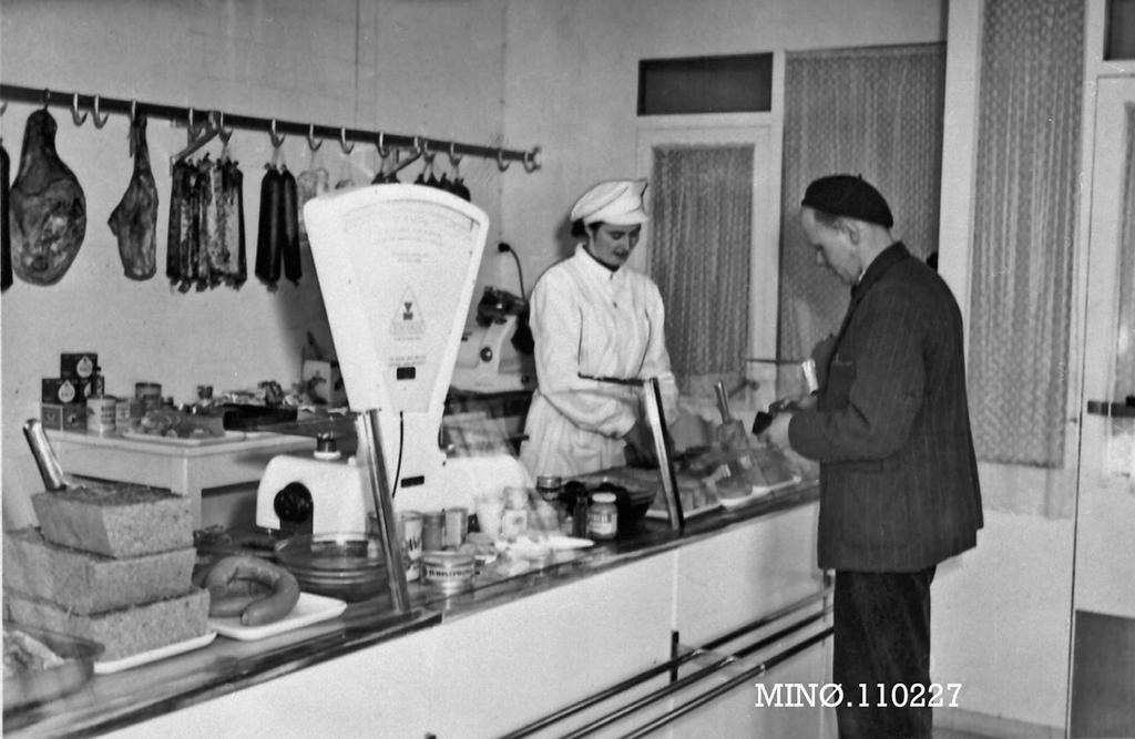 Nord-Østerdal slakteri, Tynset, kjøttutsalg i meieriets lokaler. satte i 1960, (inkl. Røros) så det var ingen liten arbeidsplass på Tynset i disse årene.