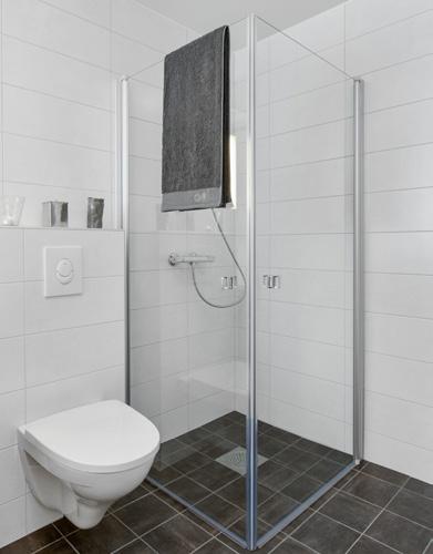 HTH-kjøkken med flotte detaljer Integrerte hvitevarer fra Siemens Baderomsinnredning fra HTH på begge bad Fliser på gulv samt vegger i dusjsone Vegghengt toalett og dusjvegger i herdet