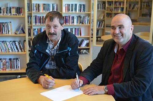 Endra skolestruktur i fylket fra 2009 og byggestart i 2013 Signering av kontrakt oktober 2013: Rolf Kvernberg, Vibo Entreprenør AS og Rune Venås, bygge- og eiendomssjef i STFK Utbygginga av Meldal