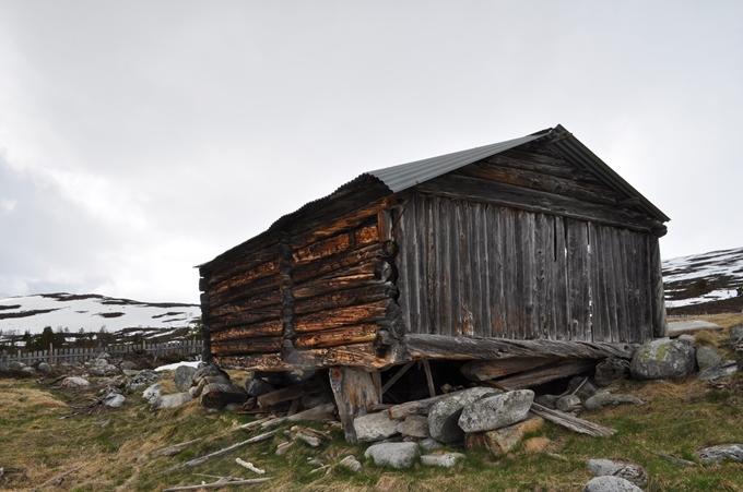 Låven skal ha utforming som i dag, og det skal ikkje settast inn nye vindauga. Taket skal vera bølgjeblekk eller tre. Frist for gjennomføring av flytting og restaurering er 3 år, innan 01.12.2021.