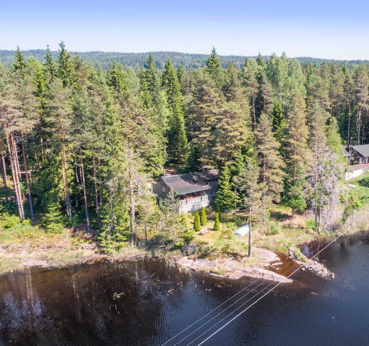 FAKTA OM EIENDOMMEN Eiendommen ligger ned til vannet i vakkert skogsterreng, ca. 4 km fra Ørje sentrum med forretninger, bank, kafeer og restauranter.