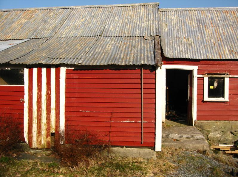 Kledningen er en kombinasjon av liggende kledning og malt bølgeblikk.