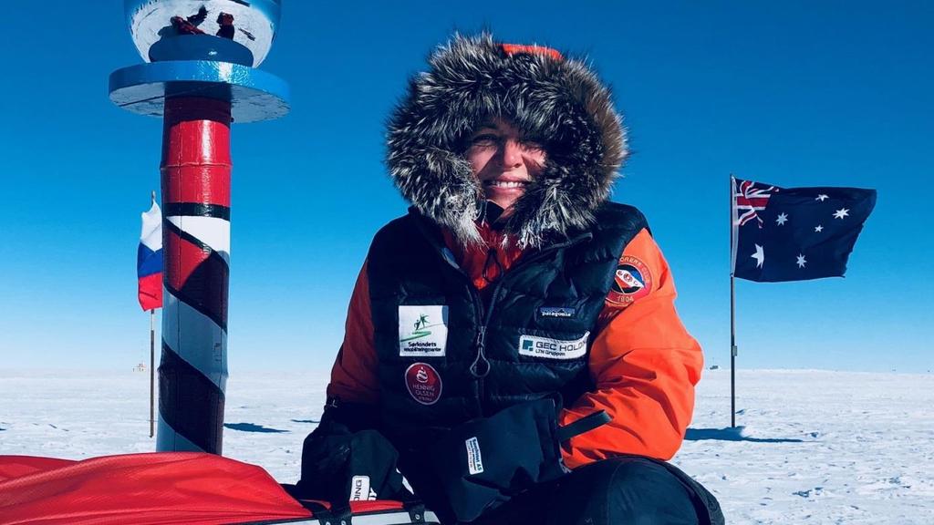 Astrid Furholt på vei inn på toget hjem til Oslo, etter å ha holdt foredrag om Sydpol-ekspedisjonen i