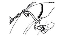 Stegnite lanac zatezačem umetanjem poluge za zatezanje u utor zatezača i zatim