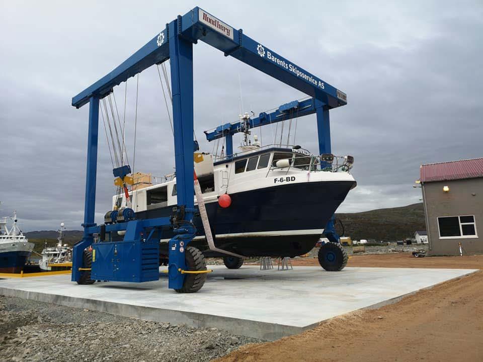 Straks fartøyene er på land så blir de grundig vasket.