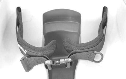 5.6 Bruke og justere hoftebelte 1 2 1 Plasser bruker i stolen og spenn hoftebelte løst rundt brukers midje 2 Trekk de to D-formede ringene på forsiden for å