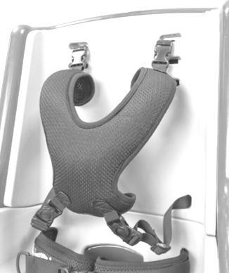 De nedre stroppene (C) skal føres gjennom de nedre sporene i stolens rygg ved å